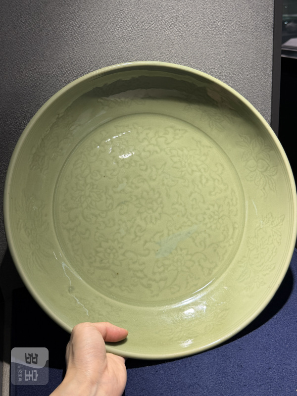 明初 处州龙泉缠枝花卉大盘 - 图6